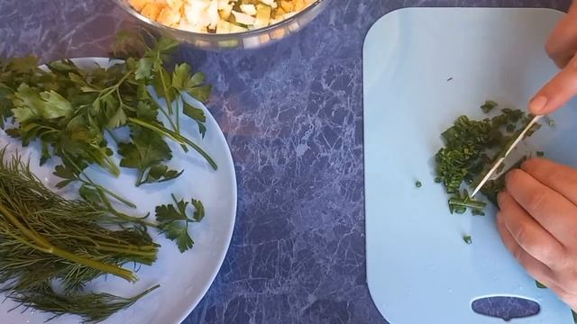 Простой весенний салат. Салат с редиской огурцом.