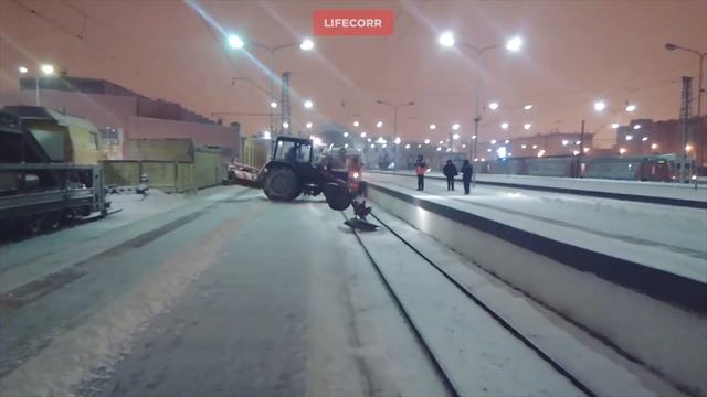 На Балтийском вокзале чистивший снег трактор упал на пути