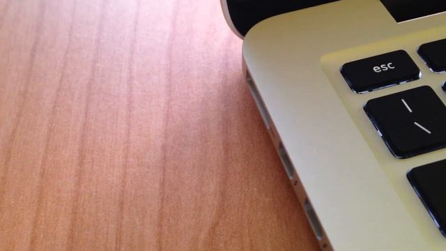 Come scollegare il cavo MagSafe 2 del MacBook Pro смотреть онлайн