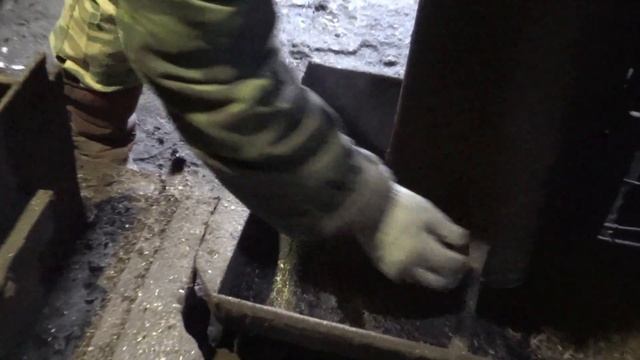 Бункерная кормушка для свиней из газовых баллонов