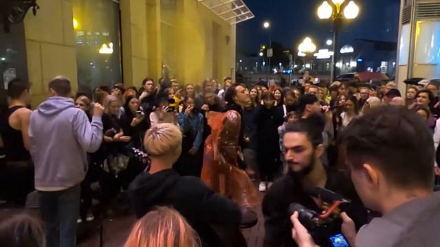 Космонавтов Нет - Комарики. Живое выступление на Арбате в Москве. WorldSun смотреть онлайн