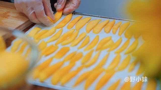 掛在樹上的小胖子，金黃色的身體香味迷人，我卻不能吃它【芒果】Country girl, using mangoes to create a variety of Chinese food|野小妹 美 смотреть онлайн