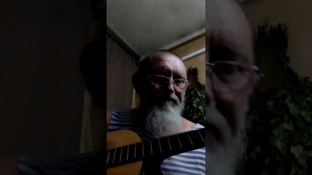 Тихонько трону я свою струну,смахнёт слезу тайком платочком мама!