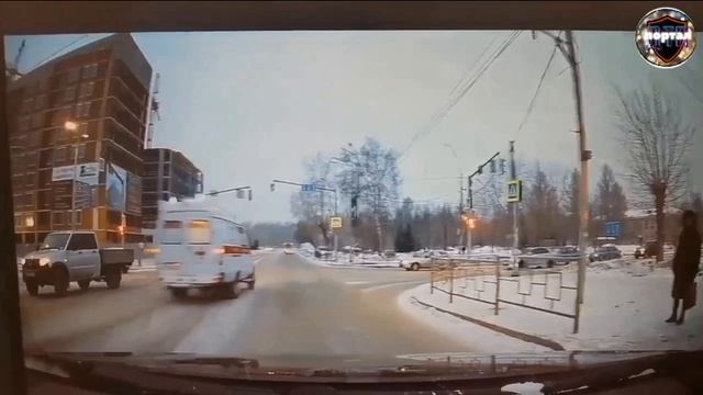 Понять, простить: любитель нарушать устроил ДТП со скорой в Берёзовском Свердловской области смотреть онлайн