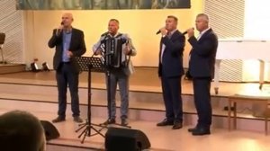 Поднимаю взоры к небесам.