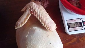 Убрала петуха 5,5 месяцев порода голошейка красная,какой вес и вид тушки!