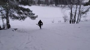 Катаемся на снеогокате, огромная, снежная гора помогает скоротать досуг молодежи