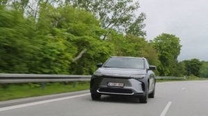 Toyota bZ4X (2022) Review - Toyota's eerste batterij-elektrische auto - AutoRAI TV