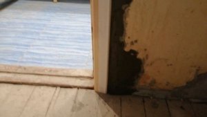 Как сделать примыкание неровной, выпирающей стены к наличнику двери  Шпаклевка
