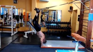 Качаем дельты на TRX. Отжимания в стойке на руках