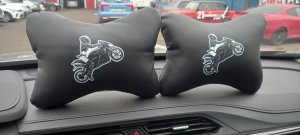 Автомобильная подушка под шею с принтом "Байкерша"