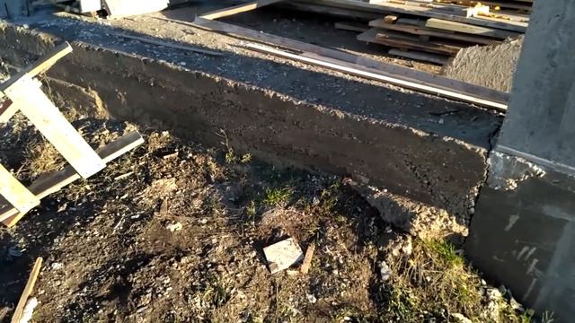 Дом в Крыму, рассыпается, но его строят дальше. Строй хлам по Крымски