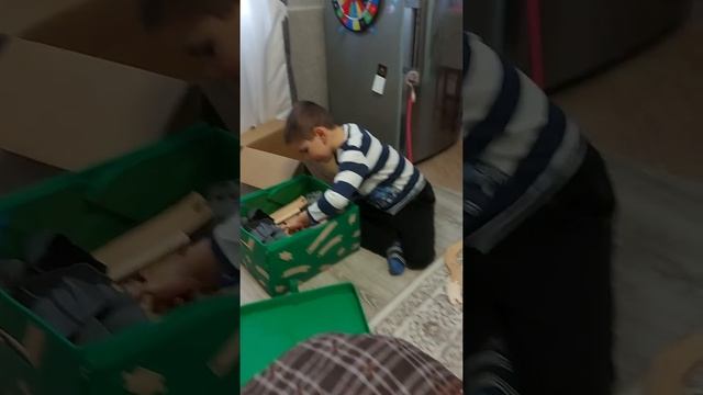 Ваня играет в  железную дорогу brio.
