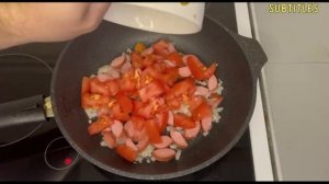 Очень вкусно и просто! Омлет с сосисками, помидорами и сыром