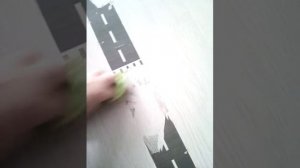 Салфетка скрабер удалила следы скотча с ламината