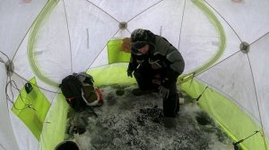 Ловля корюшки на финском заливе. Шпунты. Мороз. Ловля на мормышки ручной работы. Рыбалка в палатке