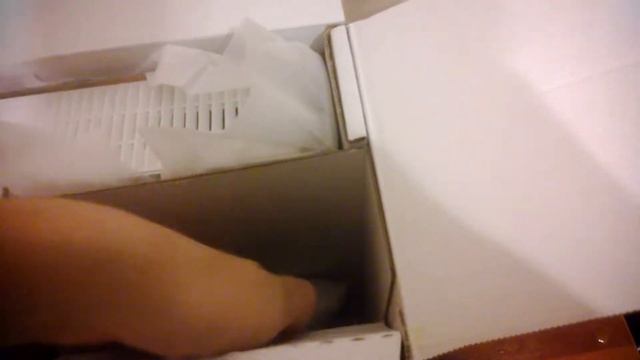 Школьник обозревает картонную коробку. Шок контент! смотреть онлайн