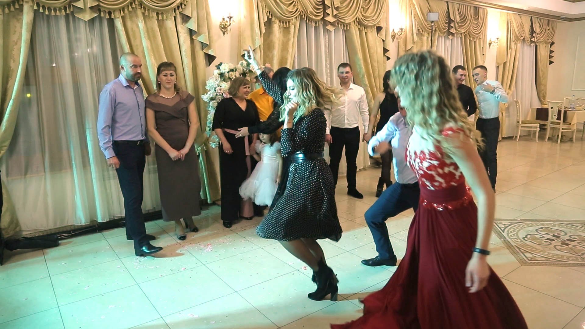 Улётные танцульки гостей на свадьбе смотреть онлайн