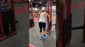 Махи ногой назад с нижнего блока в манжете. Большая ягодичная