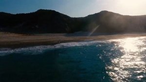 Пара гуляет по морскому побережью. Футаж для видеомонтажа #176.