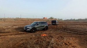 ДЖИЛИ АТЛАС зарылись в грязи.