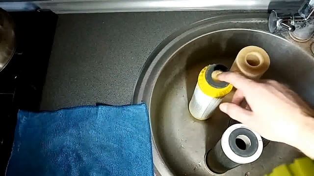 Замена картриджей фильтра питьевой воды.