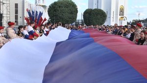Курганцы устроили флешмоб с флагом России