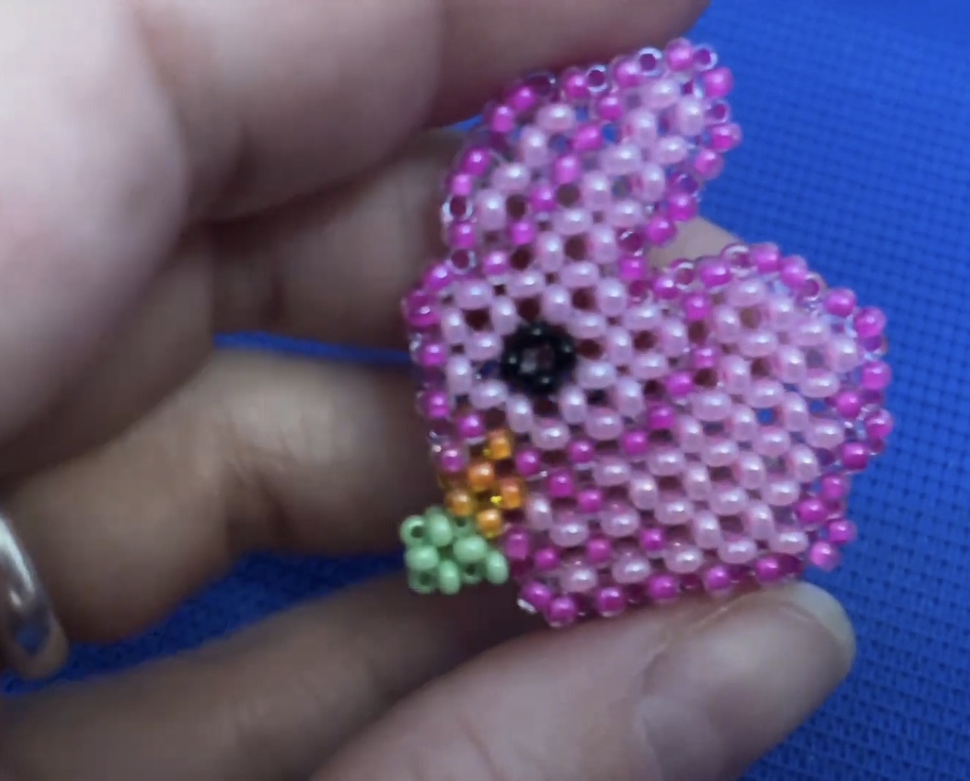 Розовый заяц (кролик) с морковкой из бисера смотреть онлайн