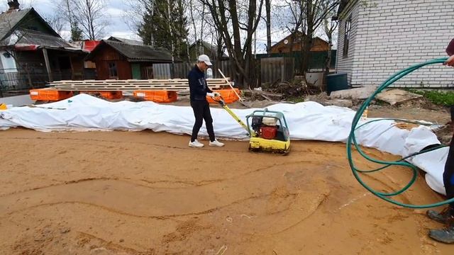 ? ПОДУШКА ПОД МОНОЛИТНУЮ ПЛИТУ ? Как сделать подушку из песка и щебня под фундамент своими руками.
