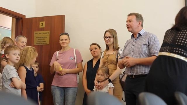 Будущим первоклассникам района вручили школьные портфели смотреть онлайн