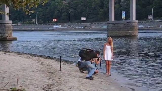 Фотовидеосъёмка босоногой девушки-модели на берегу Днепра