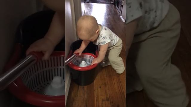 помогаю маме мыть полы. 6 месяцев смотреть онлайн