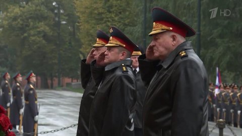Владимир Путин: Сухопутные войска исторически игра...ую роль в обеспечении обороноспособности страны
