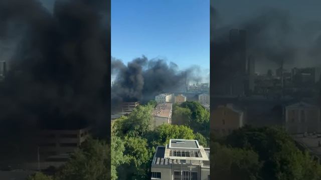 Пожар автосалона у Бутырского рынка усиливается.