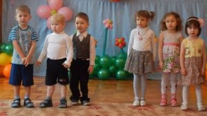 Дети красиво поют в детском саду и плачут