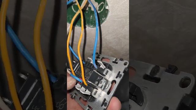 Подключение двух клавишного проходного переключателя