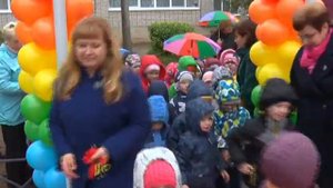 В  детском саду №30 торжественно перерезали ленточку на открытии детской площадки.