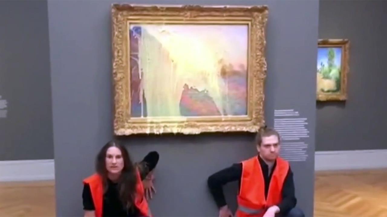 В Германии от рук экоактивистов пострадала знаменитая картина Клода Моне "Стога сена"