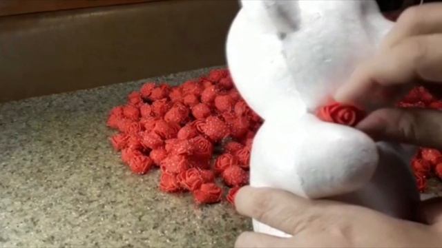 Мишка из роз своими руками?Посмртрите на сколько просто его оформить ?