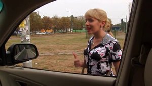 Крутая девушка не садится в машину!