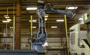 Работа промышленного робота на производстве запчастей