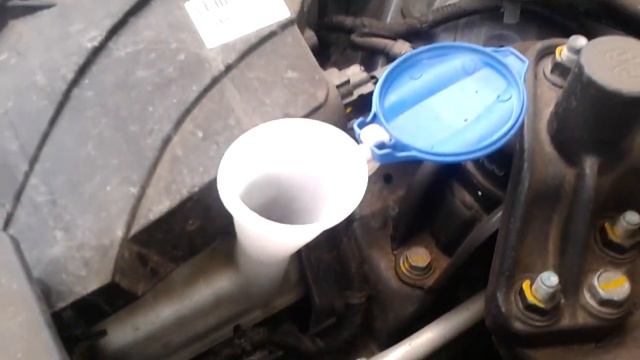 Видео: Куда заливать стеклоомывающую жидкость в Автомобиле Хендай? смотреть онлайн