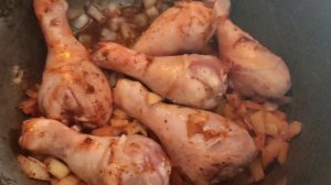 Куриные голени тушенные в казанке с овощами