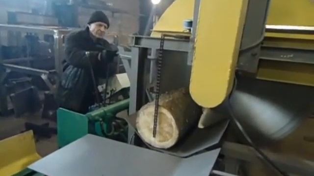 Дровокол гидравлический раскалывает чурку на 6 частей, в линии колки дров