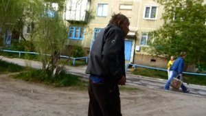 Бомж поет песни