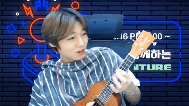 [Funny] PARK JIHOON play ukulele - Chicken in the corn (cover) смотреть онлайн