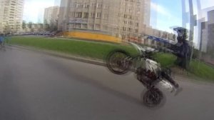 Стант на питбайке, выехали толпой в город,упал перед дпс.