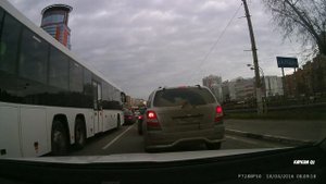 Неадекватный водитель автобуса.