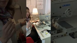 Глазковая петля на промышленной петельной машине Juki MEB-3200