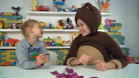 Маленькая Вера и Медведь влог - Распаковка игрушки куклы Лол ХеирВайбс